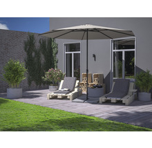 Terrassenszene mit zwei Holzliegen, Sonnenschirm, Beistelltisch und Dekoration auf Holzboden
