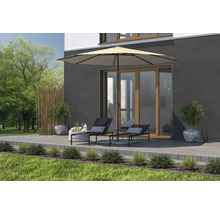 Terrasse mit Sonnenschirm und Sonnenliegen