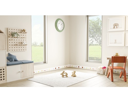 Kinderzimmer mit Möbeln, Dekorationen und Spielzeug für Kinder