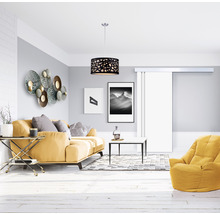 Helles Wohnzimmer mit Sofa, Sessel, Couchtisch, Pendelleuchte und Wanddekoration