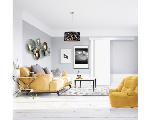 Helles Wohnzimmer mit Sofa, Sessel, Couchtisch, Pendelleuchte und Wanddekoration