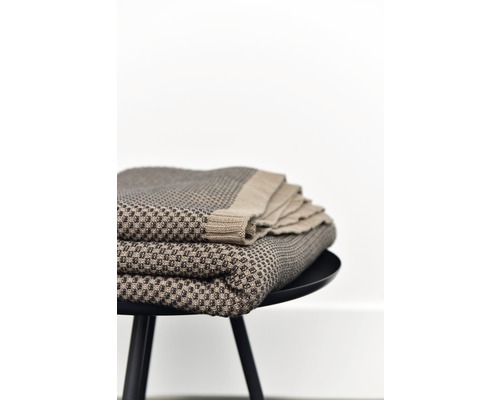 Gefaltete Decke mit Punktmuster auf einem Tisch