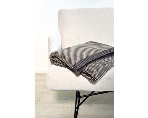 Gefaltete Tagesdecke auf einem Sessel