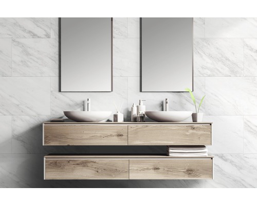 Badezimmer mit Doppelwaschbecken, Spiegeln und Holzunterschrank vor Marmorwand