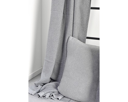 Decke mit Wabenmuster und Kissen