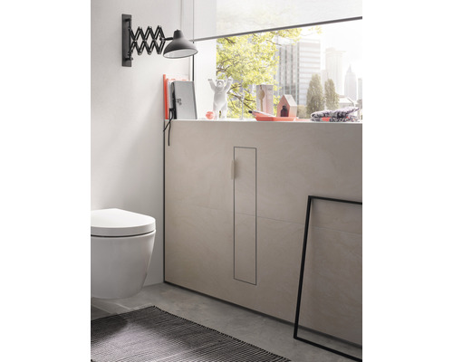 Modernes Badezimmer mit Wandtoilette, Waschtisch und schwenkbarer Wandleuchte