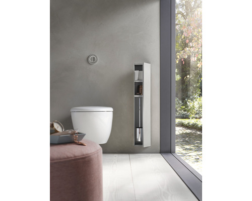 Badezimmer mit wandhängendem WC, Toilettenbürstengarnitur mit Aufbewahrungsmöglichkeit und hellem Holzboden