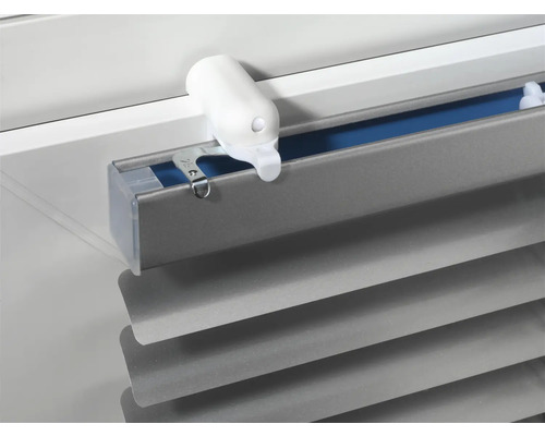 Detailansicht einer grauen Jalousie mit Bedienelementen zur Lichtregulierung.