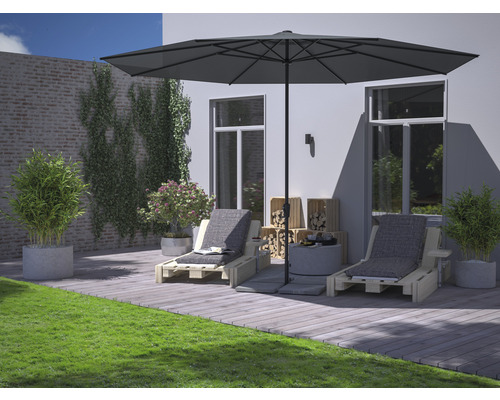 Außenbereich mit Sonnenschirm, Gartenmöbeln und Pflanzen für Terrasse oder Garten