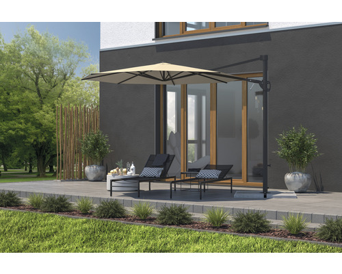 Terrasse mit Ampelschirm, Liegen und Dekoration