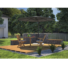 Gartenszene mit Holzterrasse, Gabionenwand, Gartentisch, Stühlen und Sonnenschirm