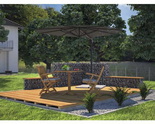 Gartenszene mit Holzterrasse, Gabionenwand, Tisch, Stühlen und Sonnenschirm
