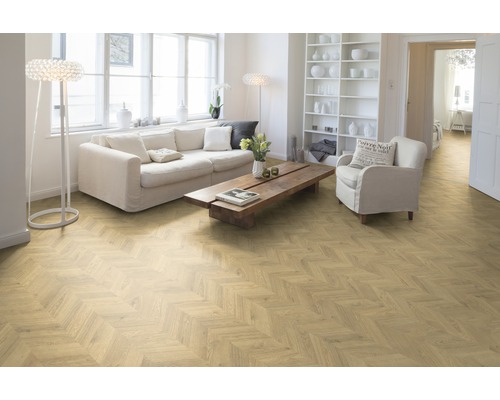 Heller Wohnraum mit Fischgrätparkett, Sofa, Sessel, Tisch und Regal