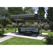 Gartenszene mit Schattensegel, Sitzgruppe und Couchtisch auf Terrasse