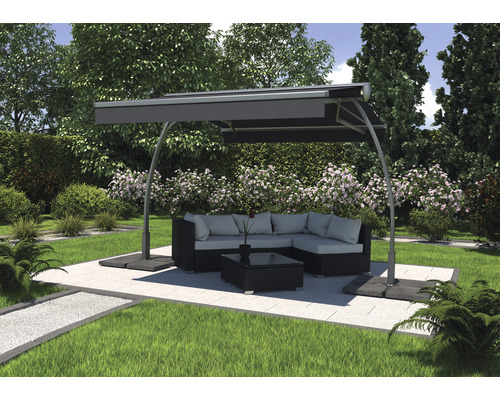 Gartenszene mit Schattensegel, Sitzgruppe und Couchtisch auf Terrasse