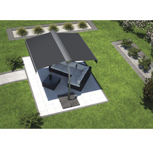 Gartenszene mit Sonnenschirm, Lounge-Möbeln und Rasenflächen