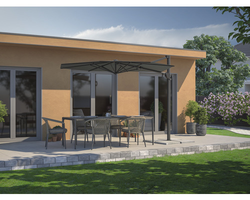 Terrasse mit Gartentisch, Stühlen und Sonnenschirm