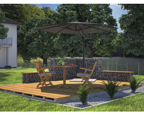 Gartenszene mit Sonnenschirm, Holztisch, Stühlen und Gabionenmauer auf einer Holzterrasse