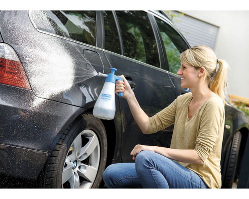 Frau reinigt Auto mit Gloria Schaumsprüher