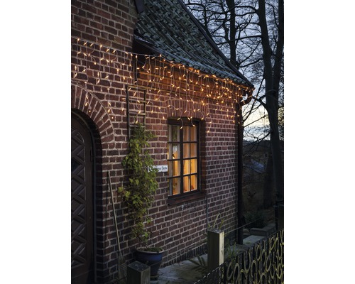 Hausfassade mit weihnachtlicher Lichterkette