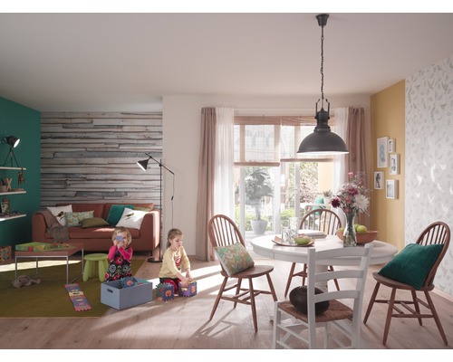 Wohnzimmer mit Esstisch, Sofa, Lampen und spielenden Kindern