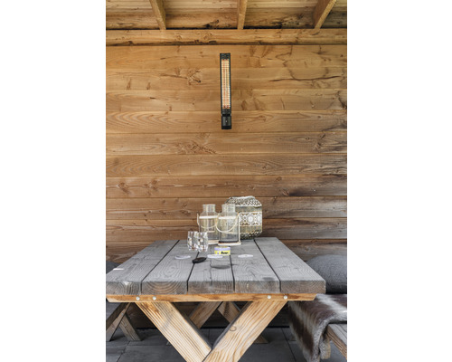 Terrasse mit Holzverkleidung, Heizstrahler und Holztisch mit Dekoration