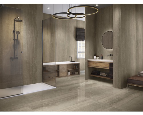 Modernes Badezimmer mit Dusche, Badewanne und Waschtisch aus Holz