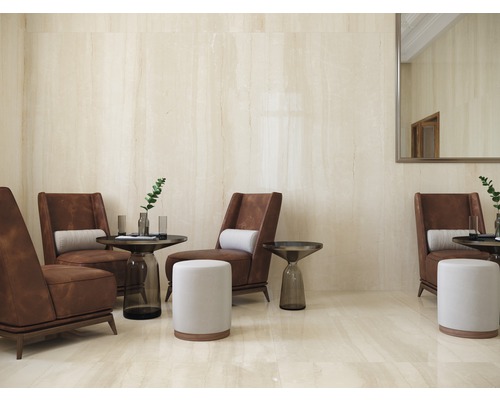 Beige Fliesen an Wand und Boden mit Sitzecke und Spiegel