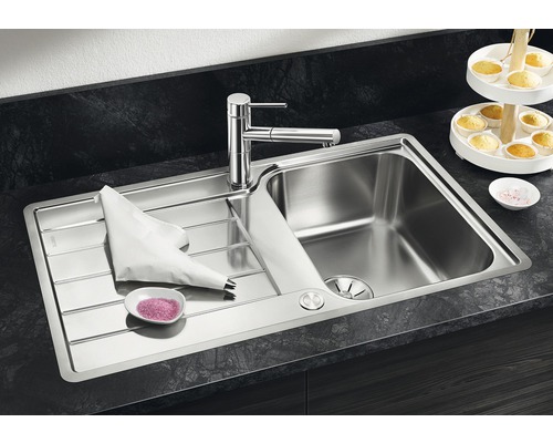 Edelstahlspüle mit Mischbatterie, Spritzbeutel und rosa Zuckerstreuseln