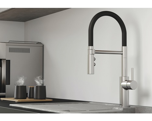 Küchenszene mit Spültischarmatur mit schwenkbarem Auslauf und Kaffeemaschine