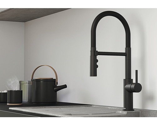 Schwenkbarer Küchenarmatur in einer Küchenumgebung