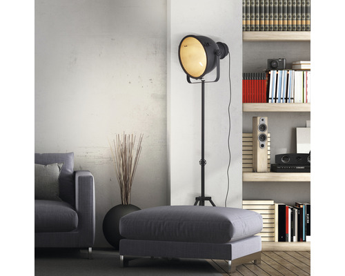 Wohnzimmer mit Sofa, Hocker, Stehlampe im Scheinwerferstil und Regal