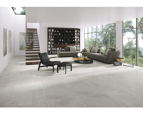 Heller Raum mit Fliesenboden, Sitzecke und Treppe