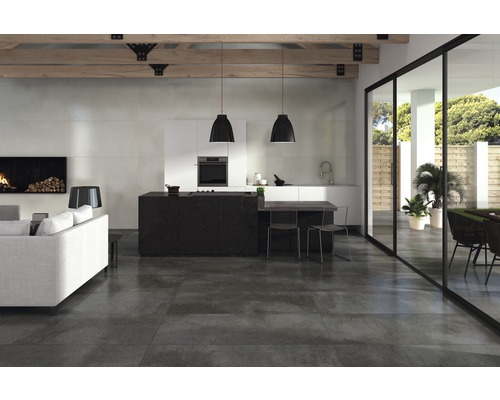 Modernes Wohnzimmer mit grauem Fliesenboden, offener Küche und Zugang zur Terrasse