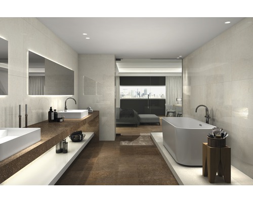 Modernes Badezimmer mit Waschbecken, Spiegel, Badewanne und Fliesen