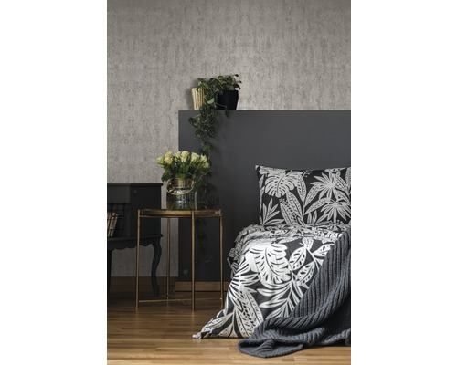 Schlafzimmer mit Bett, Nachttisch und Dekoration