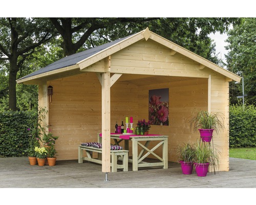 Holz Pavillon mit Tisch und Sitzbank im Gartenbereich.