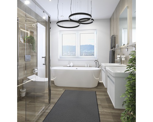 Badezimmer mit Dusche, Badewanne, Waschbecken, Spiegel und Beleuchtung