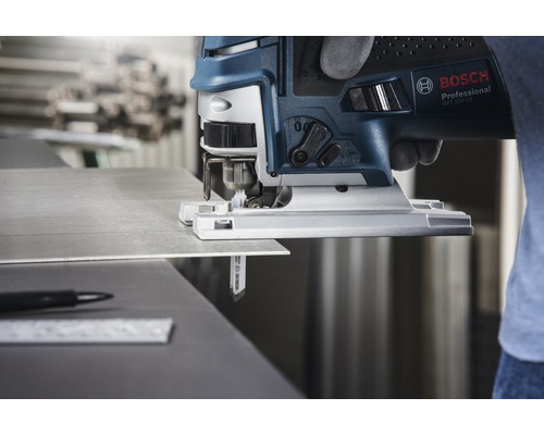 Bosch Stichsäge im Einsatz beim Schneiden eines Werkstücks.