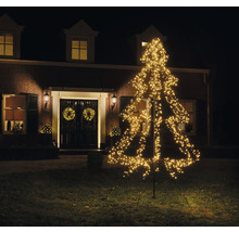 Beleuchteter LED Weihnachtsbaum im Garten vor einem Haus