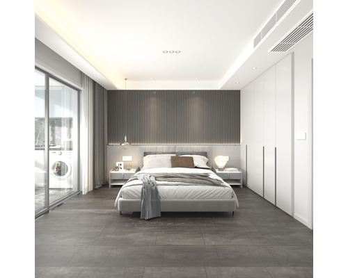 Helles Schlafzimmer mit Bett, Nachttischen und Kleiderschrank