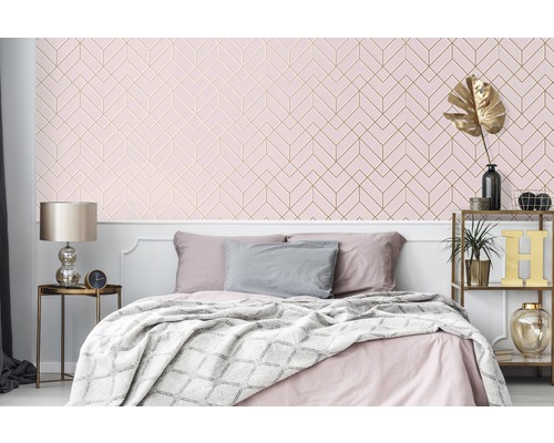 Schlafzimmer mit Bett und geometrischer Tapete in Rosa und Gold