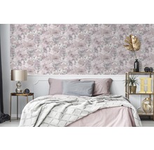 Schlafzimmer mit Bett und Blumentapete