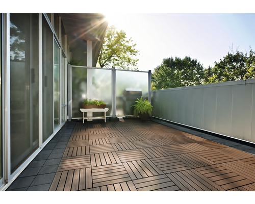 Terrasse mit Holzbodenfliesen, Sichtschutz und Pflanzen