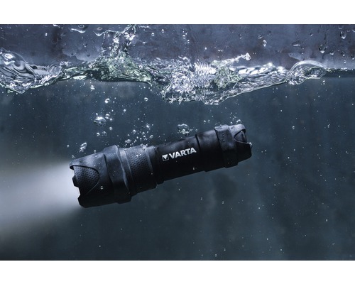 Schwarze Varta Taschenlampe unter Wasser mit Lichtstrahl