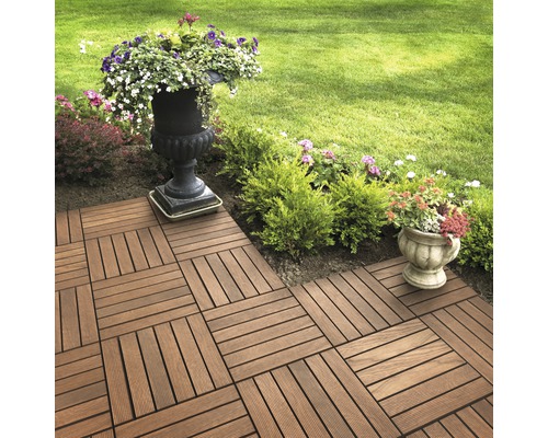 Verlegte Terrassenfliesen aus Holz im Garten mit Pflanzen