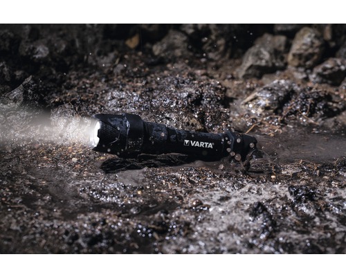 Varta Logo Taschenlampe im Wasser
