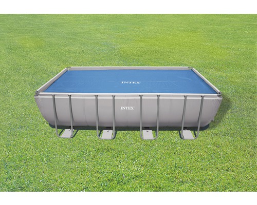 Rechteckiger Swimmingpool von Intex mit Abdeckung auf einer grünen Wiese