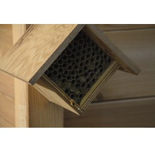 Insektenhotel aus Holz mit Röhren für Insekten