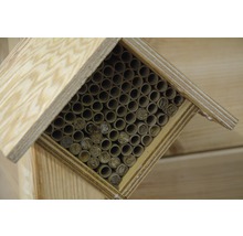 Insektenhotel mit Röhren zur Insektenansiedlung